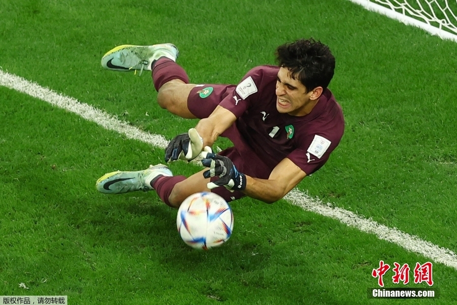 图为摩洛哥门将布努扑出点球。