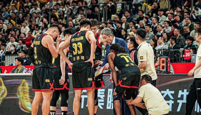 深圳队力克江苏登顶联赛第三，贺希宁31分创本土