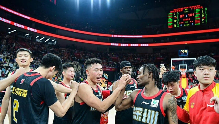 深圳队力克江苏登顶联赛第三，贺希宁31分创本土