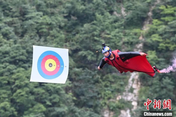 第十届翼装飞行世锦赛在张家界落幕，法国选手