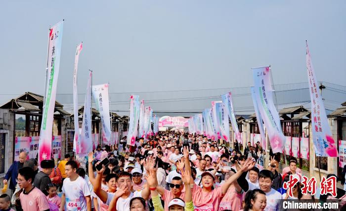 贵阳春日桃花跑开启 数千名跑者共赴千亩桃林桃