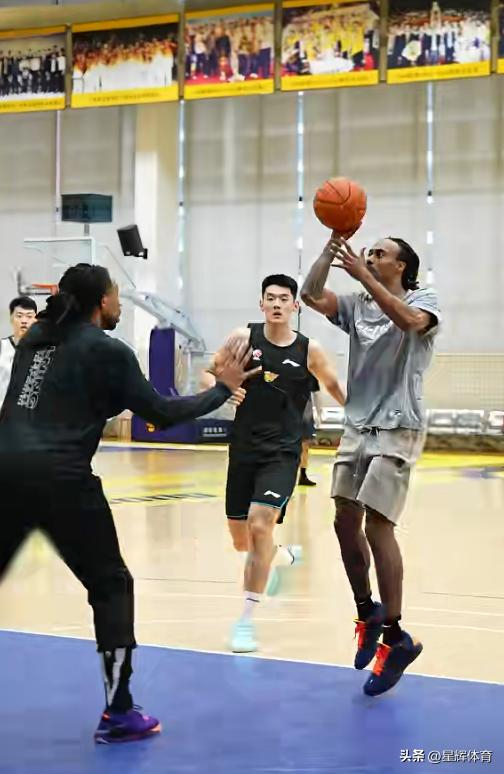 广东宏远队内对抗赛备战福建男篮大战